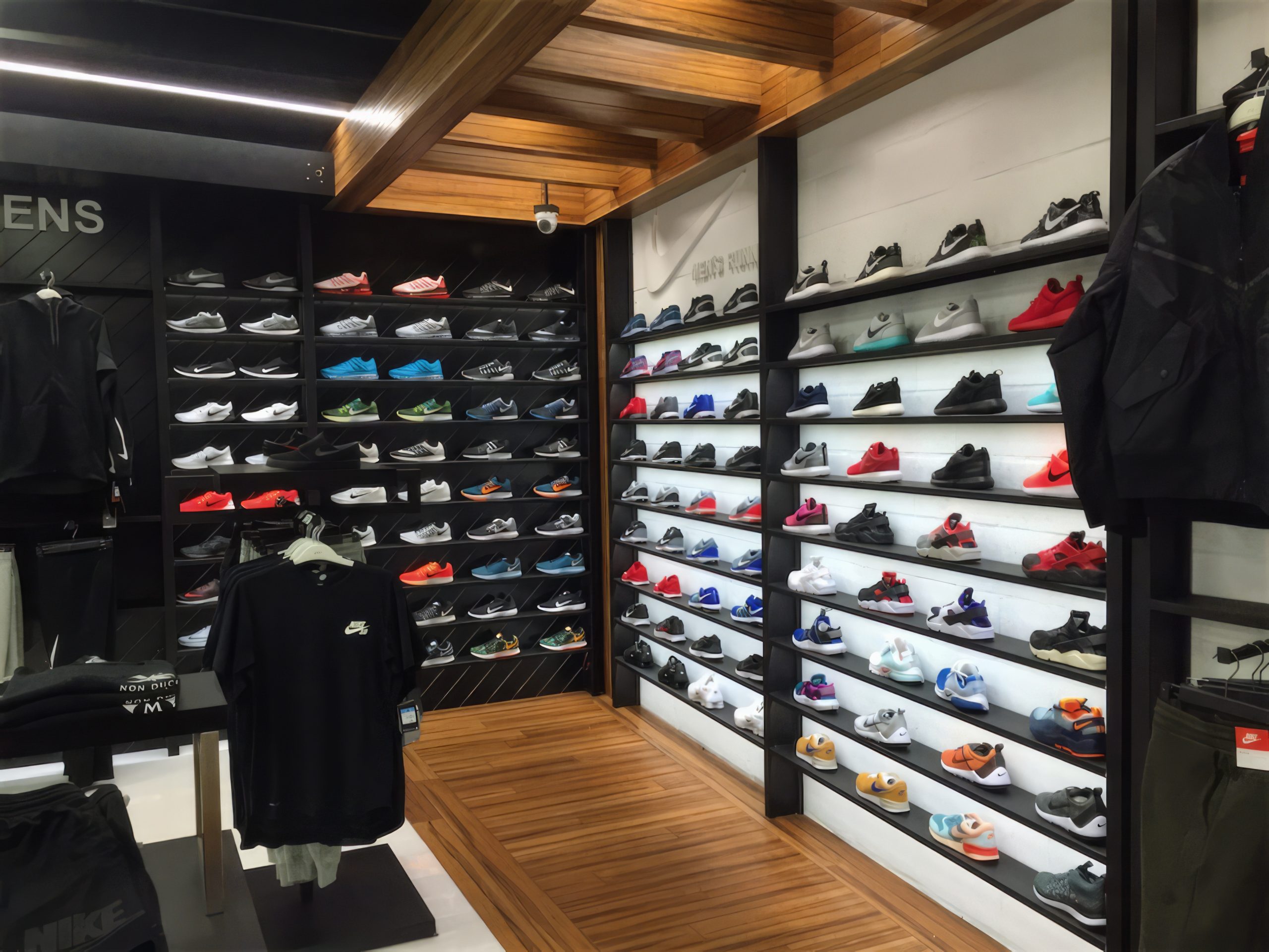Shoe-Store-Displays-and-Shelving