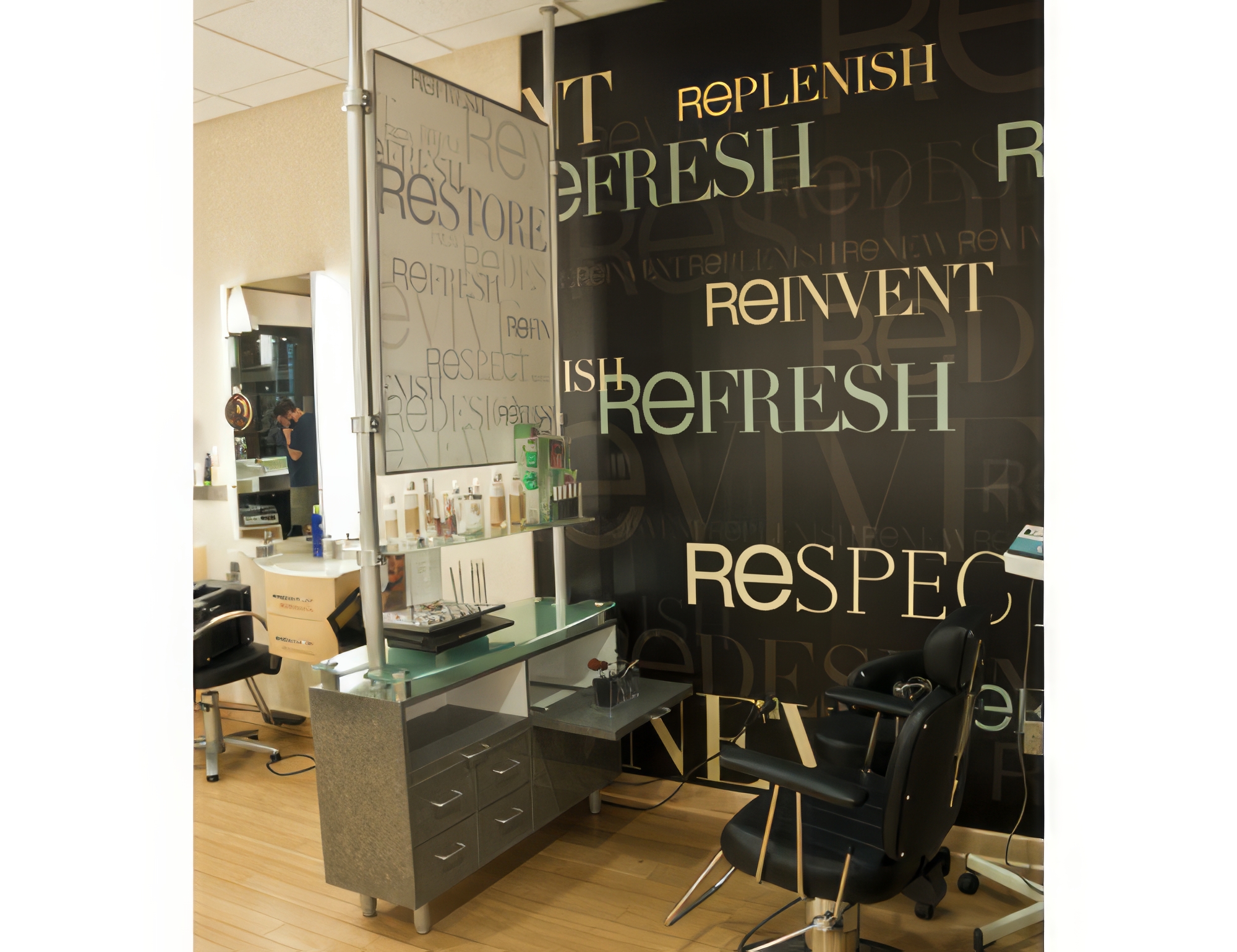 Regis - Salon-Stand-Station_